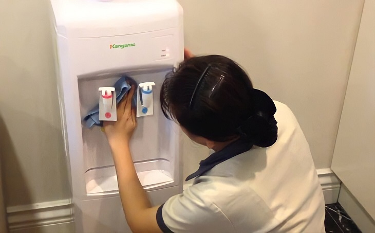 Vệ sinh cây nước nóng lạnh